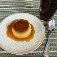 Delicioso flan napolitano bañado en caramelo, listo para disfrutar con una taza de café.