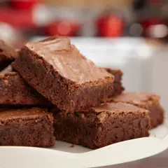 Montón de deliciosos brownie con nueces, recién horneados y listos para disfrutar.