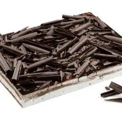 Tarta Selva Negra, un postre de chocolate con capas de crema y virutas de chocolate oscuro.