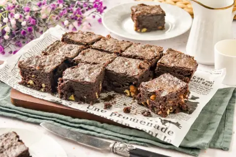 Deliciosos trozos de brownie microondas, recién horneados y listos para disfrutar.
