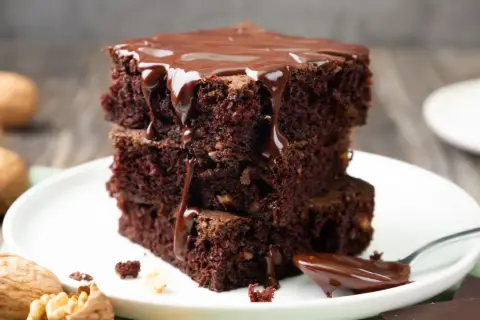 Brownies de chocolate con nueces, cubiertos de glaseado, perfectos para tu receta brownie thermomix.