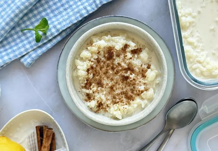 Delicioso arroz con leche cremoso, espolvoreado con canela. ¡Perfecto para preparar en airfryer!