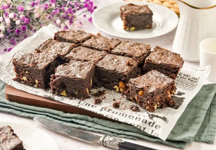 Deliciosos trozos de brownie microondas, recién horneados y listos para disfrutar.