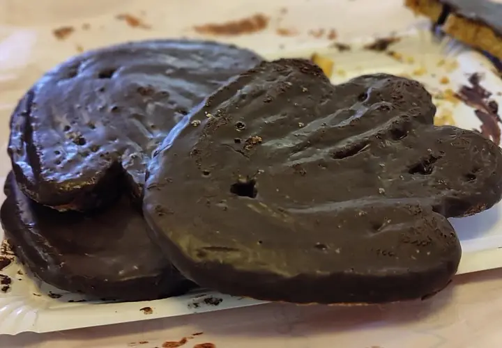 Deliciosas palmeras de chocolate, crujientes y cubiertas de un rico glaseado oscuro.