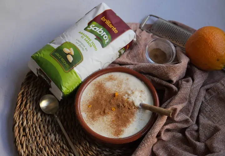 Delicioso arroz con leche casero, preparado con arroz redondo y canela, listo para disfrutar.