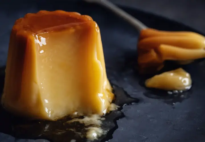 Delicioso flan casero con caramelo líquido, listo para disfrutar. Una receta fácil y tentadora.