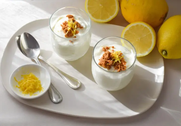 Delicioso mousse de limón con yogur, coronado con migas crujientes y ralladura de limón fresco.