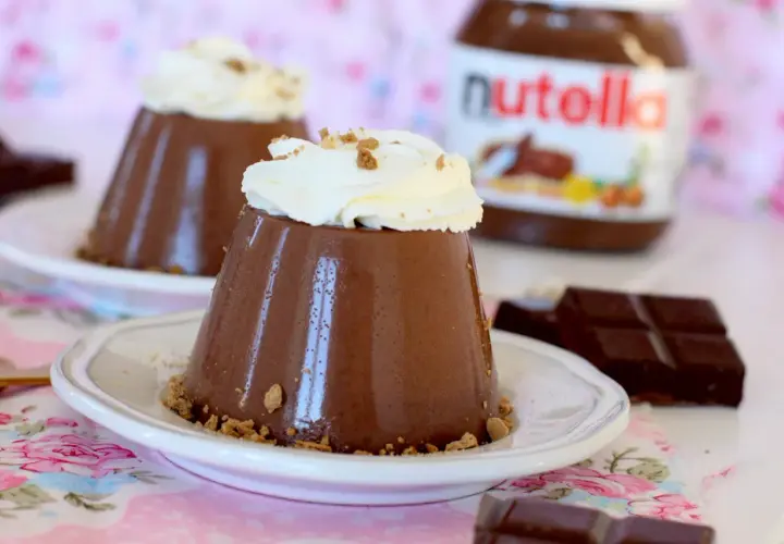 Deliciosa panna cotta de Nutella, coronada con crema batida y migas crujientes. Un postre irresistible.
