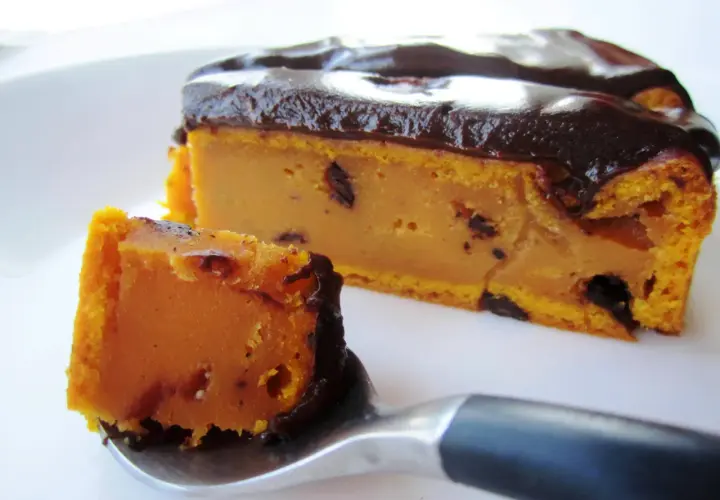 Deliciosa tarta de calabaza y chocolate, con un trozo en una cuchara listo para ser degustado.