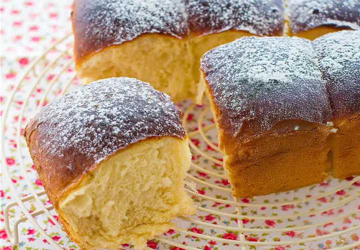 Pan brioche esponjoso, espolvoreado con azúcar glas. Una deliciosa receta brioche para disfrutar.