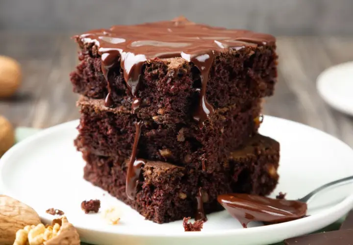 Brownies de chocolate con nueces, cubiertos de glaseado, perfectos para tu receta brownie thermomix.