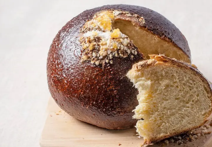 Pan quemao con corteza dorada y miga esponjosa, espolvoreado con azúcar y canela. ¡Perfecto para desayunar!
