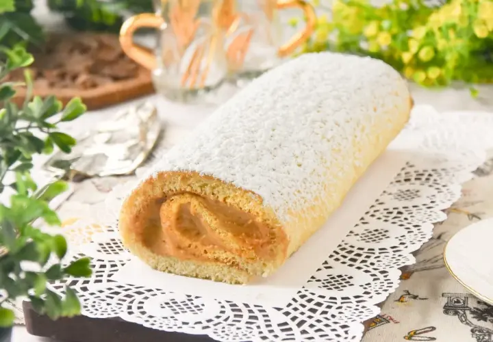 Un delicioso braç de gitano cubierto de azúcar glas, con un relleno cremoso y esponjoso bizcocho.