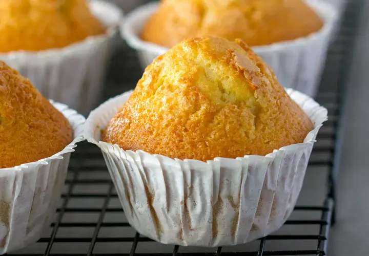 Magdalenas doradas y esponjosas, perfectas para tu próxima receta.