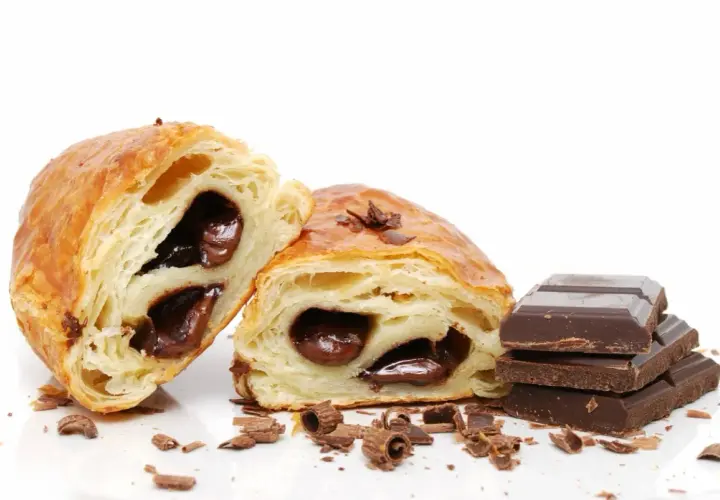 Napolitanas de chocolate recién hechas, con hojaldre crujiente y relleno cremoso. ¡Perfectas para aprender como hacer napolitanas de chocolate!