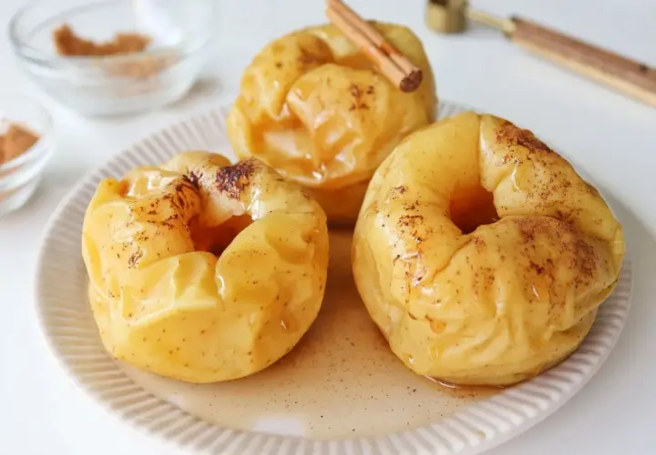 Manzanas asadas al microondas, tiernas y dulces, espolvoreadas con canela y bañadas en su propio jugo.