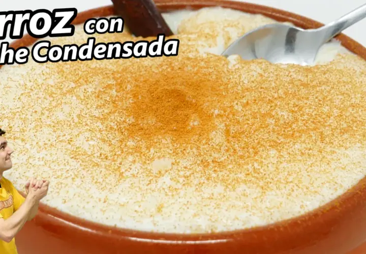 Un hombre con camiseta amarilla admira un cuenco de arroz con leche condensada, espolvoreado con canela.