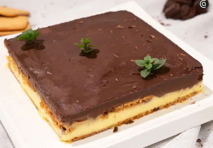 Deliciosa tarta de galletas y chocolate, con capas de crema y cubierta de chocolate brillante, decorada con menta fresca.