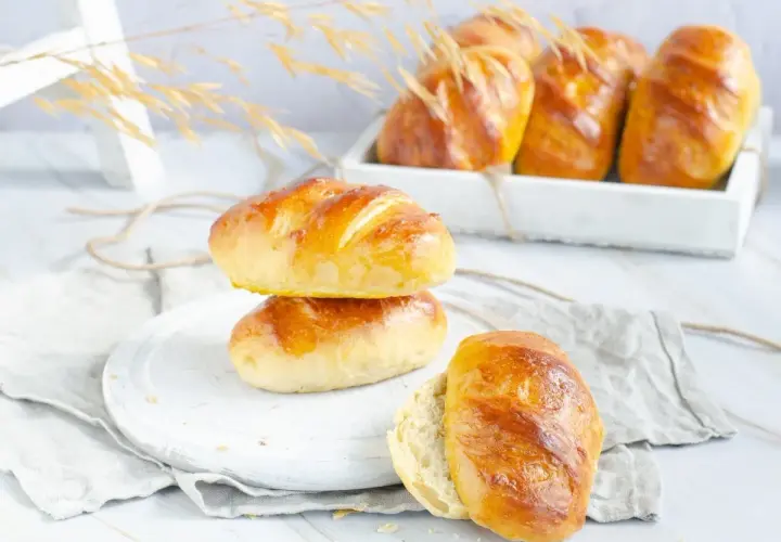 Pan de leche receta: bollos dorados y esponjosos, perfectos para el desayuno o la merienda.