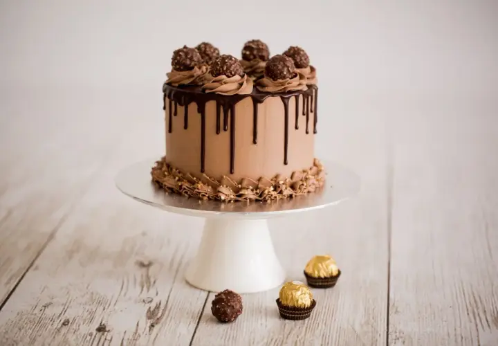 Tarta de chocolate con glaseado, gotas de chocolate y Ferrero Rocher.