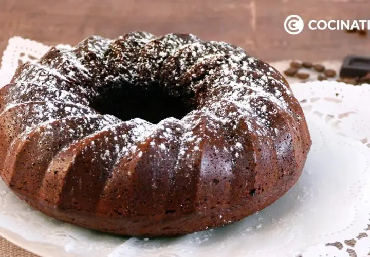 Bizcocho de café oscuro, con forma de rosca, espolvoreado con azúcar glas. Perfecto para acompañar un café.