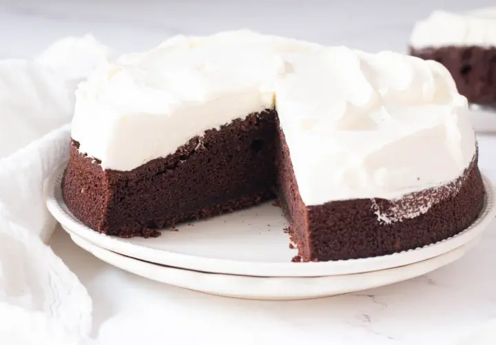 Tarta Guinness de chocolate oscuro con glaseado blanco cremoso, lista para ser disfrutada.