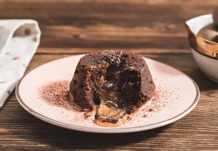 Coulant de chocolate con centro líquido. Perfecto para aprender como hacer coulant de chocolate.