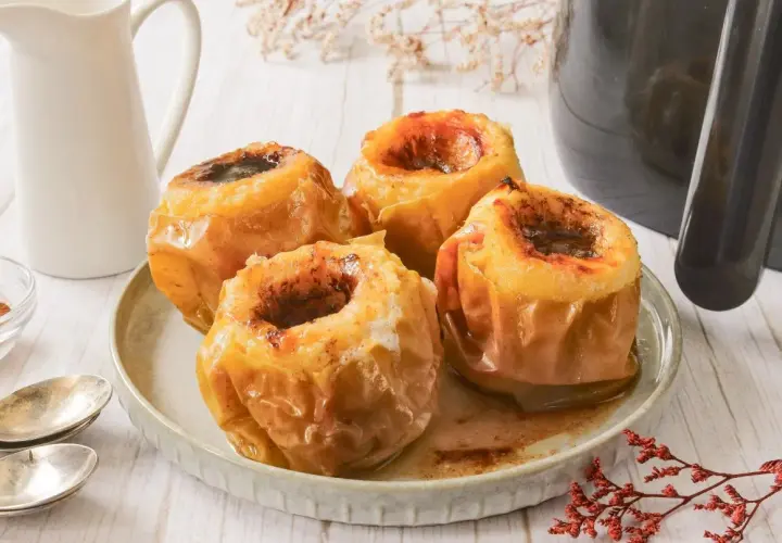 Manzanas asadas en airfryer, doradas y jugosas, con un toque de canela. Un postre fácil y delicioso.