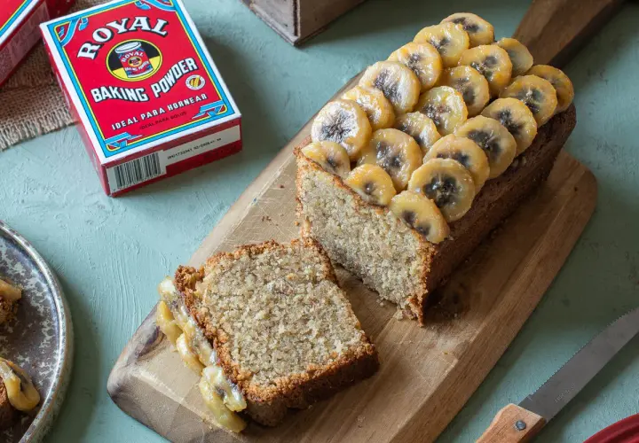 Delicioso banana bread casero, cubierto con rodajas de plátano caramelizado. ¡Perfecto para cualquier momento!