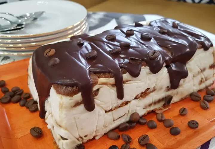 Deliciosa tarta de galletas y café, cubierta de chocolate y granos de café. ¡Un postre perfecto para los amantes del café!