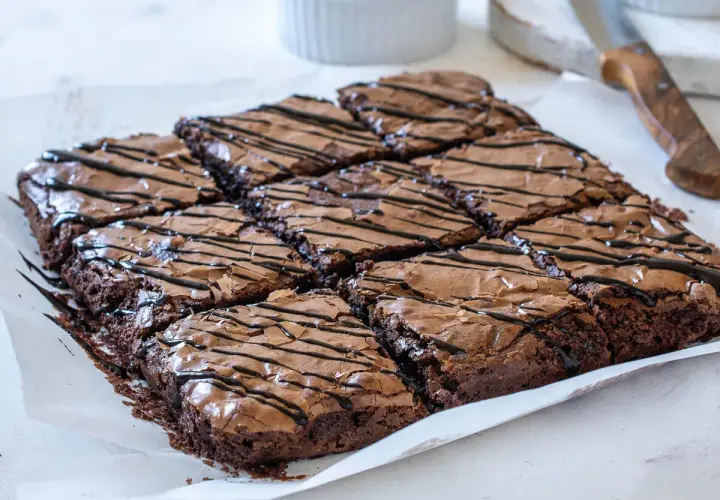 Deliciosos brownies de chocolate, recién hechos en airfryer, con un glaseado de chocolate negro.