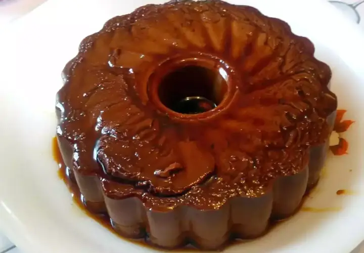 Delicioso flan de chocolate hecho en Thermomix, con un glaseado brillante y caramelo líquido.