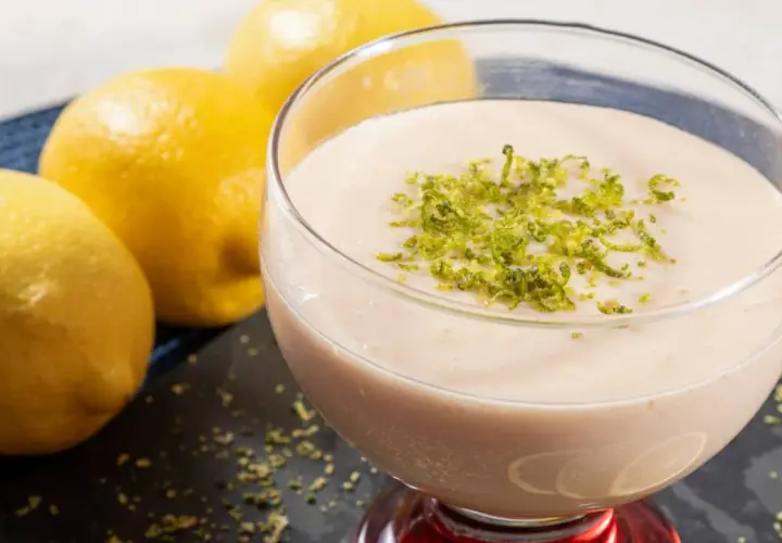 Delicioso mousse de limón Thermomix, decorado con ralladura de limón fresco.