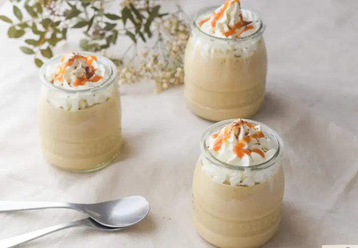 Delicioso mousse de café en vasitos, coronado con crema batida, caramelo y cacao. ¡Perfecto para un postre!