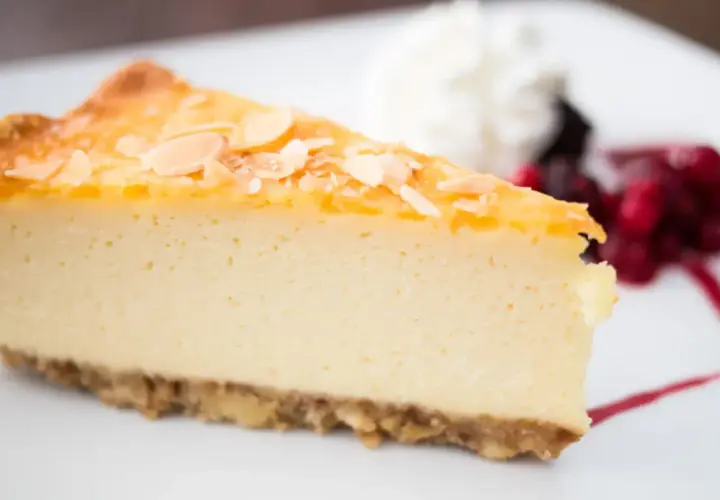 Deliciosa tarta de queso sin horno, con almendras tostadas y frutos rojos.