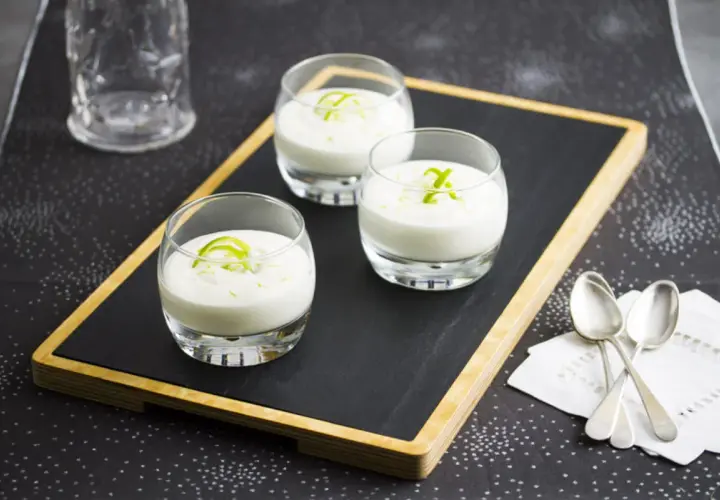 Tres vasitos de postre cremoso, perfectos para aprender como se hace el mus de limon. Decorados con ralladura verde.