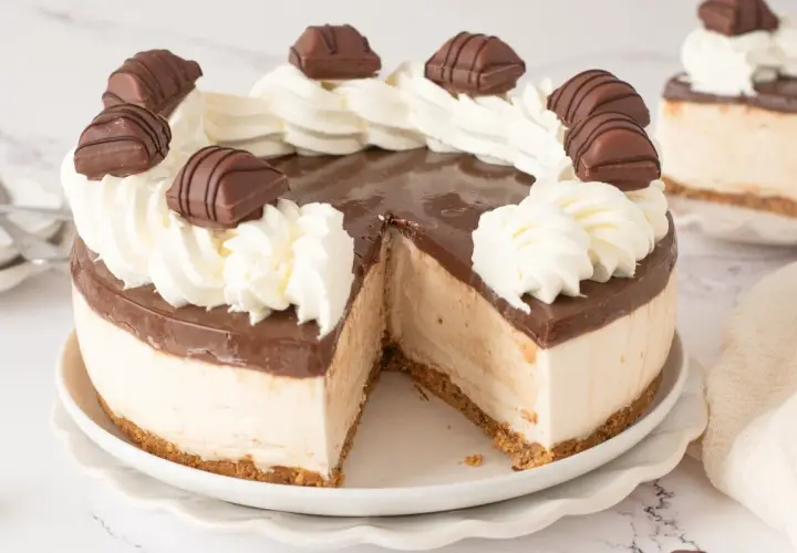 Tarta Kinder Bueno con crema batida y trozos de chocolate. ¡Una delicia para los amantes del chocolate!