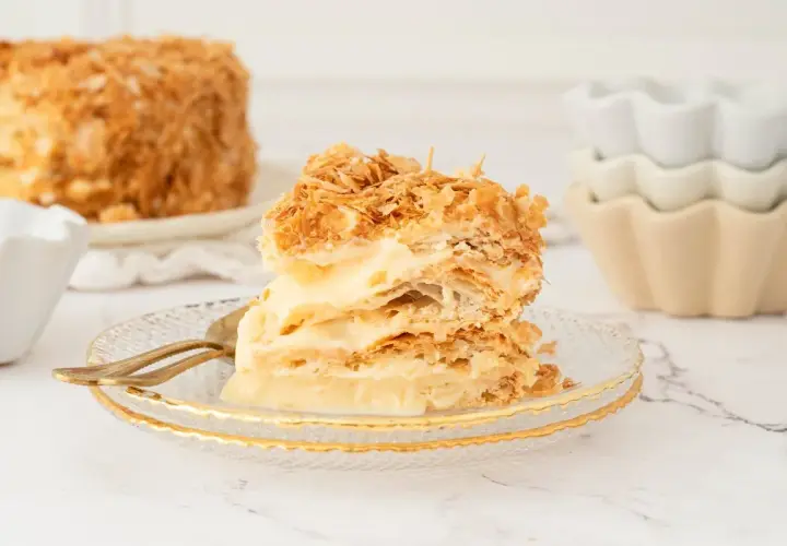 Deliciosa tarta napoleón, con capas crujientes de hojaldre y crema pastelera, lista para disfrutar.