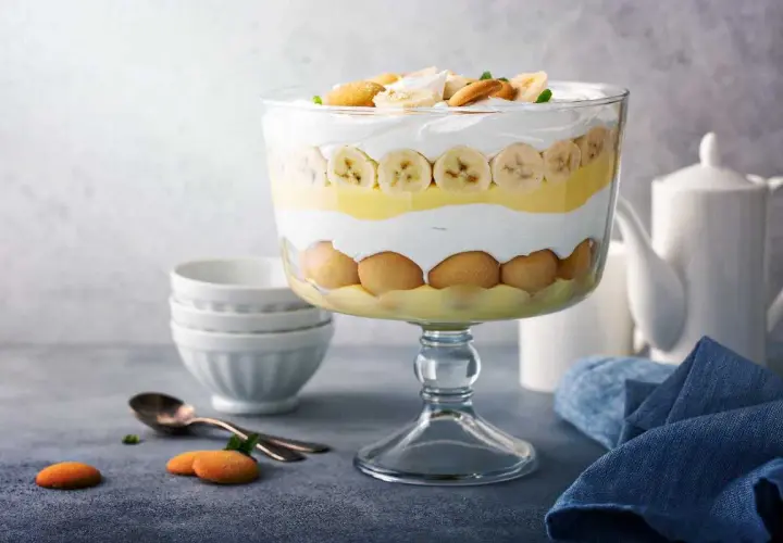 Delicioso pudin de platano en capas, con galletas y crema batida, listo para servir.