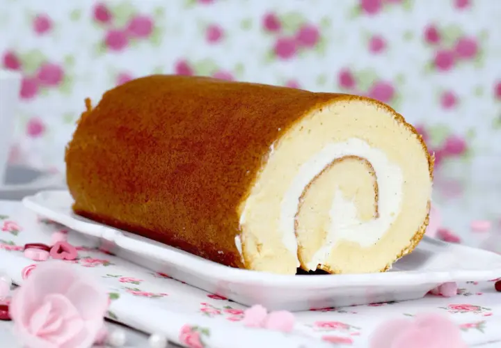 Un delicioso brazo de gitano nata, con bizcocho esponjoso y relleno cremoso, listo para disfrutar.