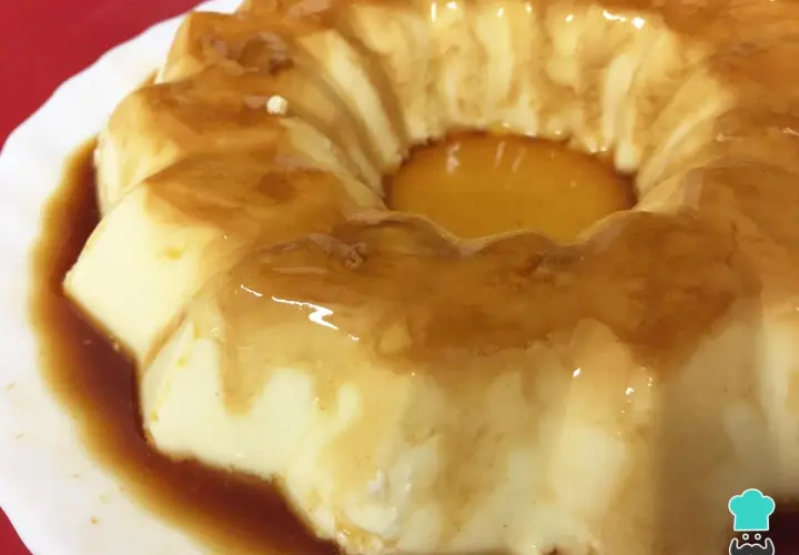 Delicioso flan de queso sin horno, bañado en caramelo dorado. Suave y cremoso, perfecto para cualquier ocasión.
