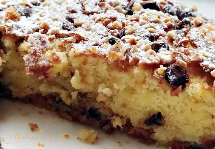 Deliciosa coca de Castellón con frutos secos y azúcar glas, perfecta para acompañar un café.