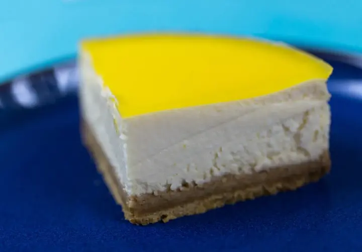 Deliciosa tarta de limón Monsieur Cuisine, con base crujiente, relleno cremoso y cobertura brillante.