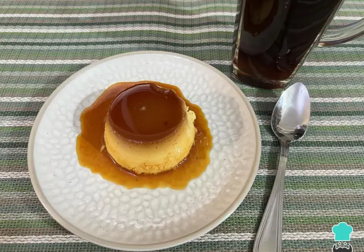 Delicioso flan napolitano bañado en caramelo, listo para disfrutar con una taza de café.
