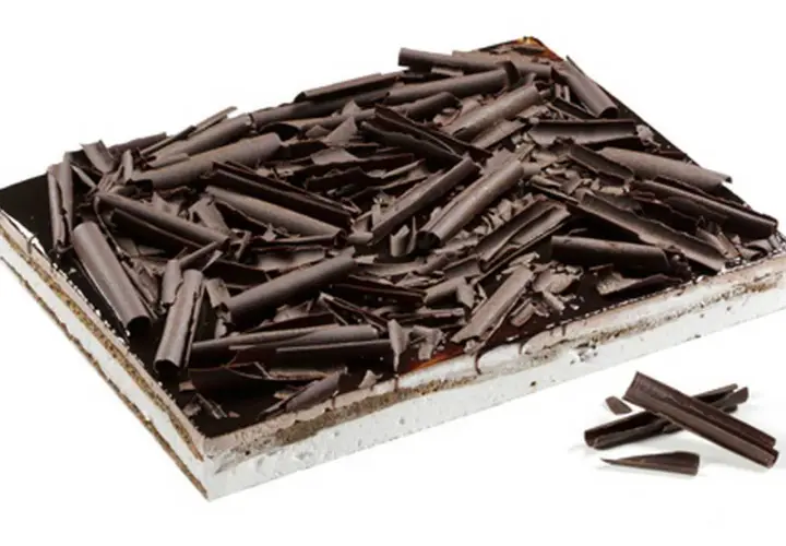 Tarta Selva Negra, un postre de chocolate con capas de crema y virutas de chocolate oscuro.