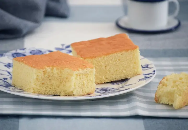 Dos porciones de pa de pessic esponjoso y dorado en un plato con diseño floral azul.