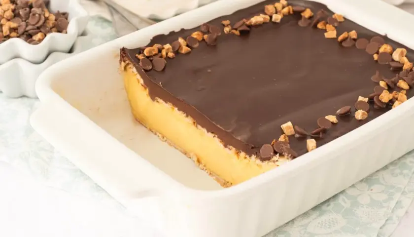 Tarta de galletas de la abuela de toda la vida, con capa de crema y cobertura de chocolate, decorada con trocitos de galleta y chocolate.