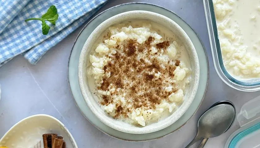Delicioso arroz con leche cremoso, espolvoreado con canela. ¡Perfecto para preparar en airfryer!