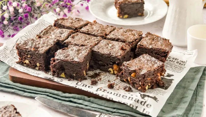 Deliciosos trozos de brownie microondas, recién horneados y listos para disfrutar.
