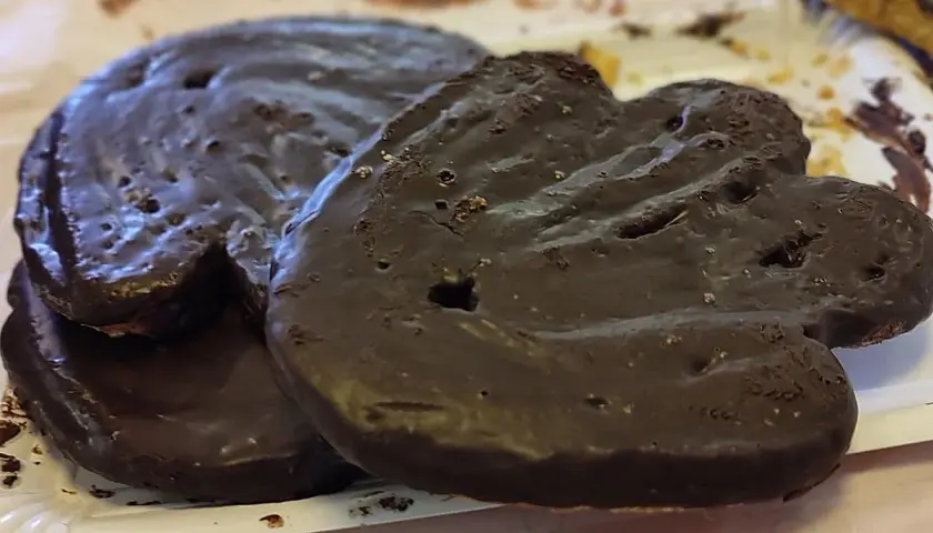 Deliciosas palmeras de chocolate, crujientes y cubiertas de un rico glaseado oscuro.